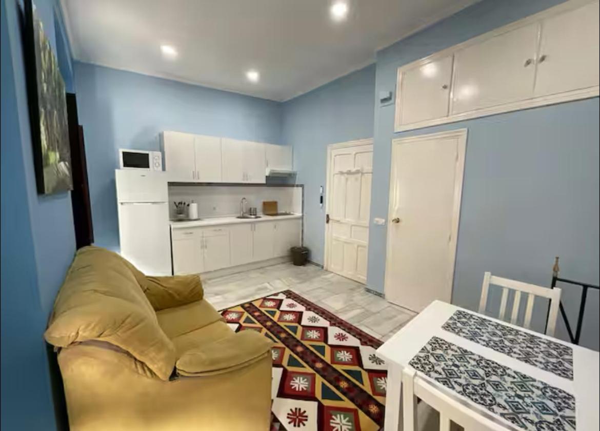 Estudio Con Encanto En El Corazon De Triana Seville