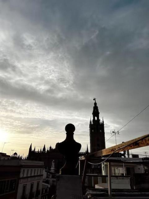 A Pies De La Giralda *