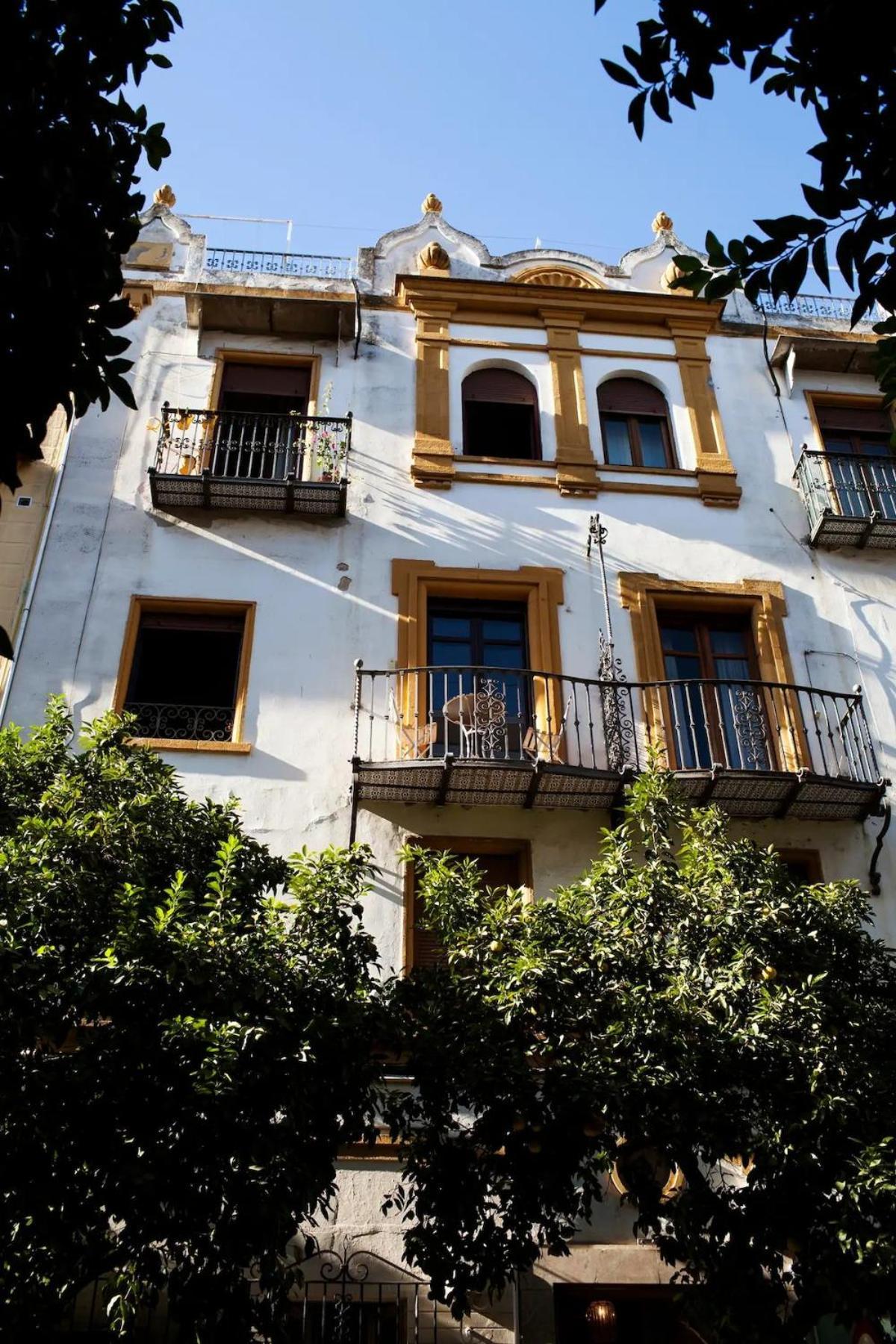 A Pies De La Giralda Seville