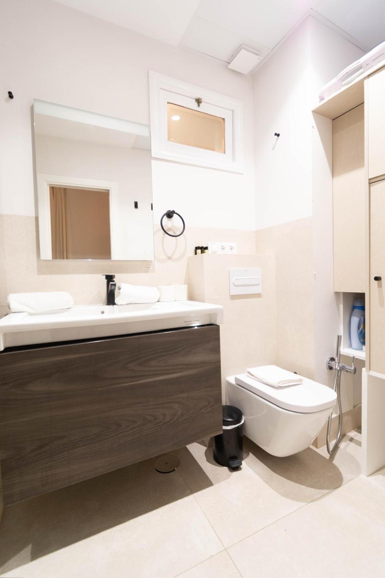 5-bedroom Gem In The Heart Of Apartment Seville
