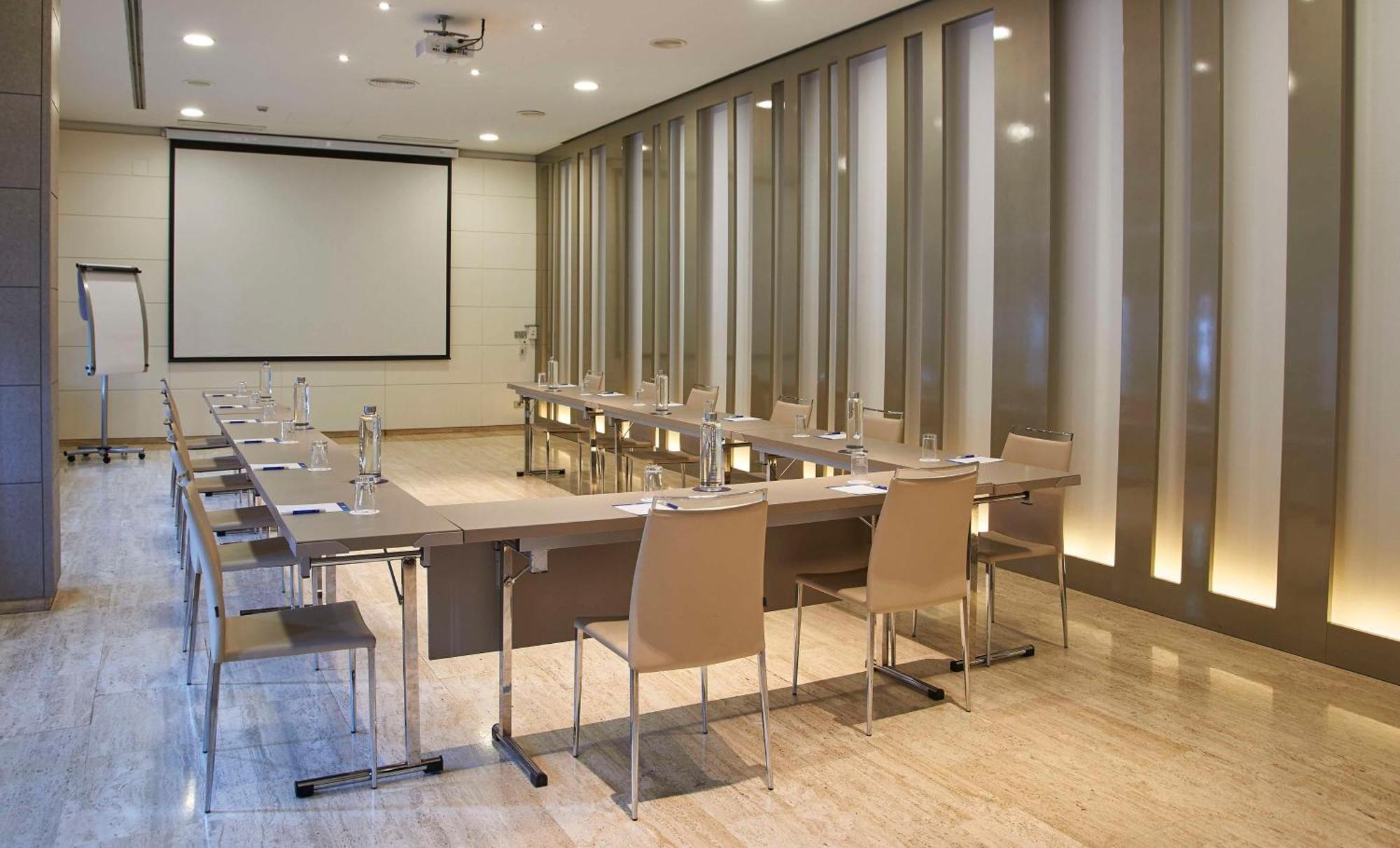 Nh Plaza De Armas Hotel 4*