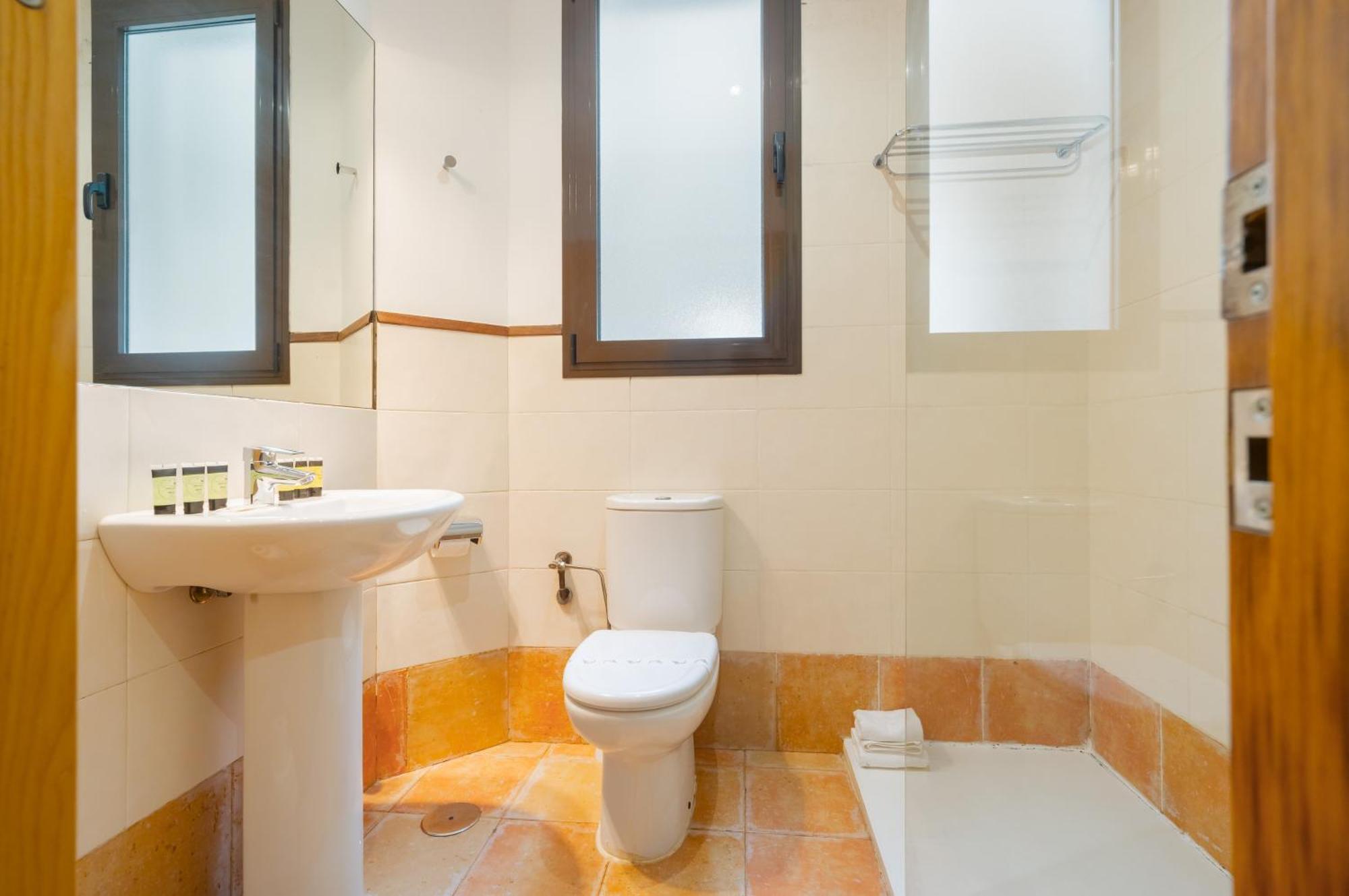 3 Bedrooms 2 Bathrooms Furnished - Triana - Great - Mintystay * Seville