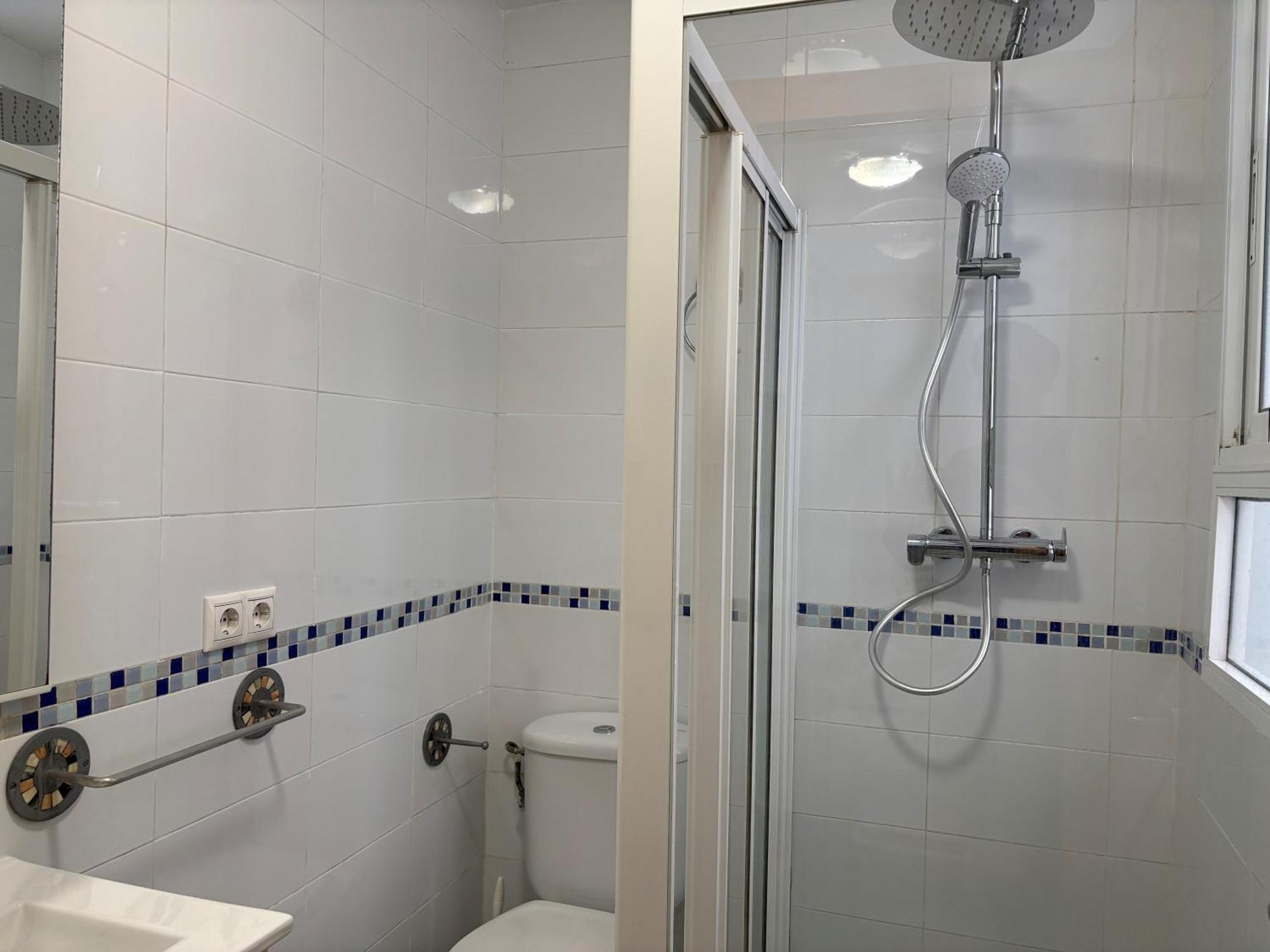 Bonito Y Muy Fresco En Nervion De Dos Y Dos Banos Apartamento *