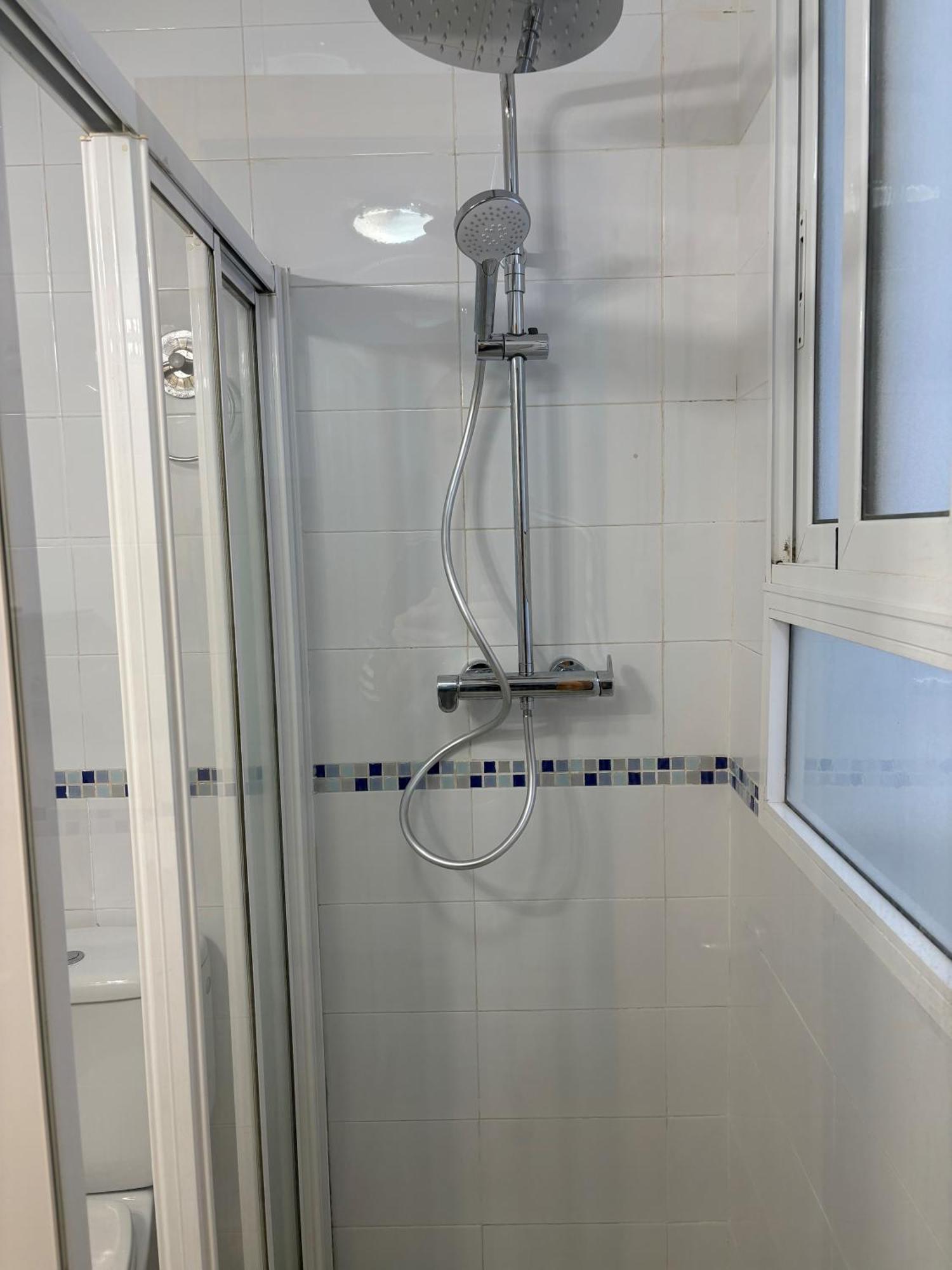 Apartamento Bonito Y Muy Fresco En Nervion De Dos Y Dos Banos