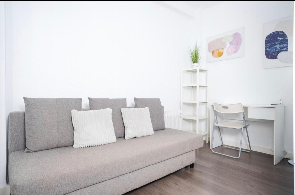 Apartment Con Balcon