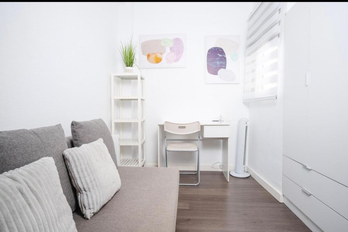 Apartment Con Balcon
