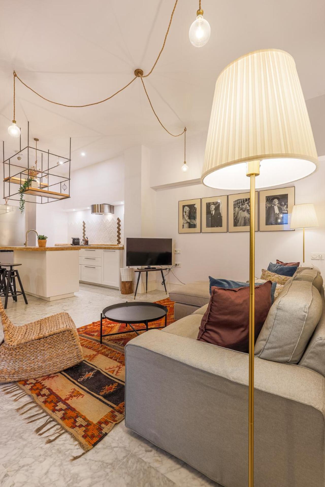 New Gorgeous 2-bed In Center *