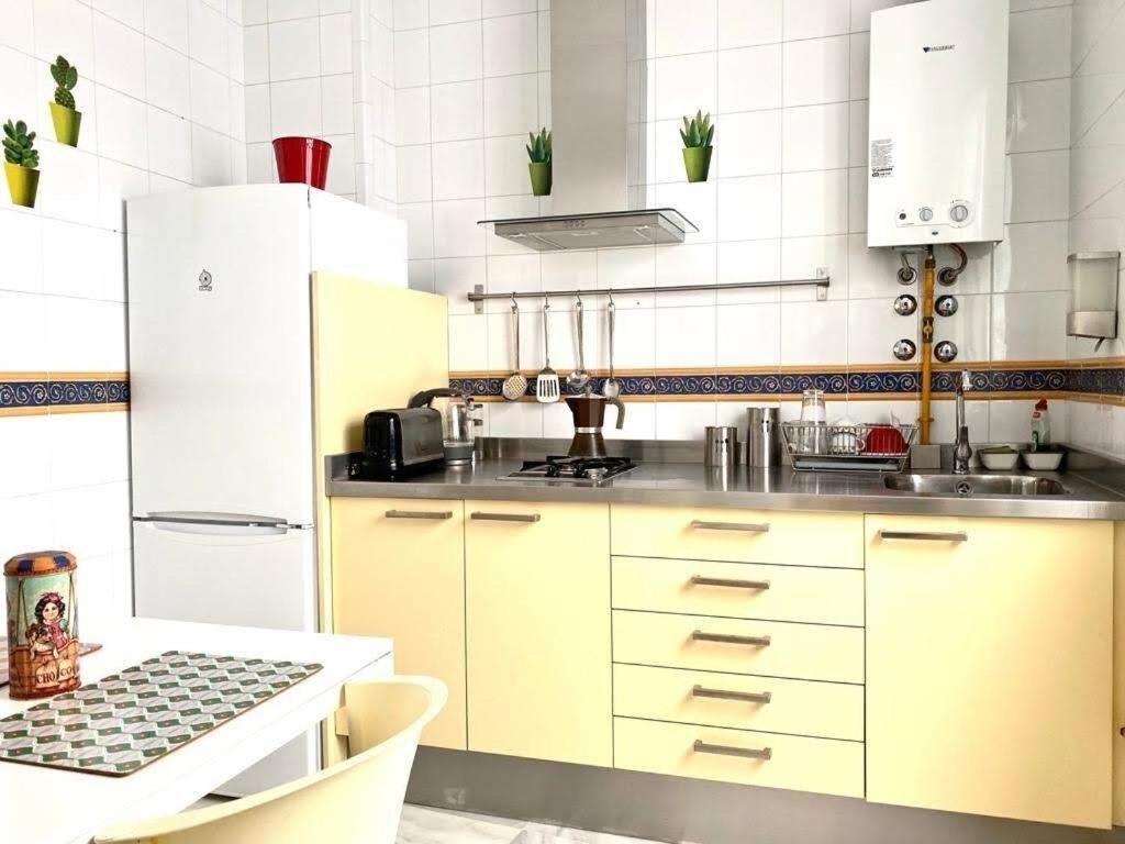 Apartment Rc Reyes Catolicos St Right Beside Trianas Bridge Seville