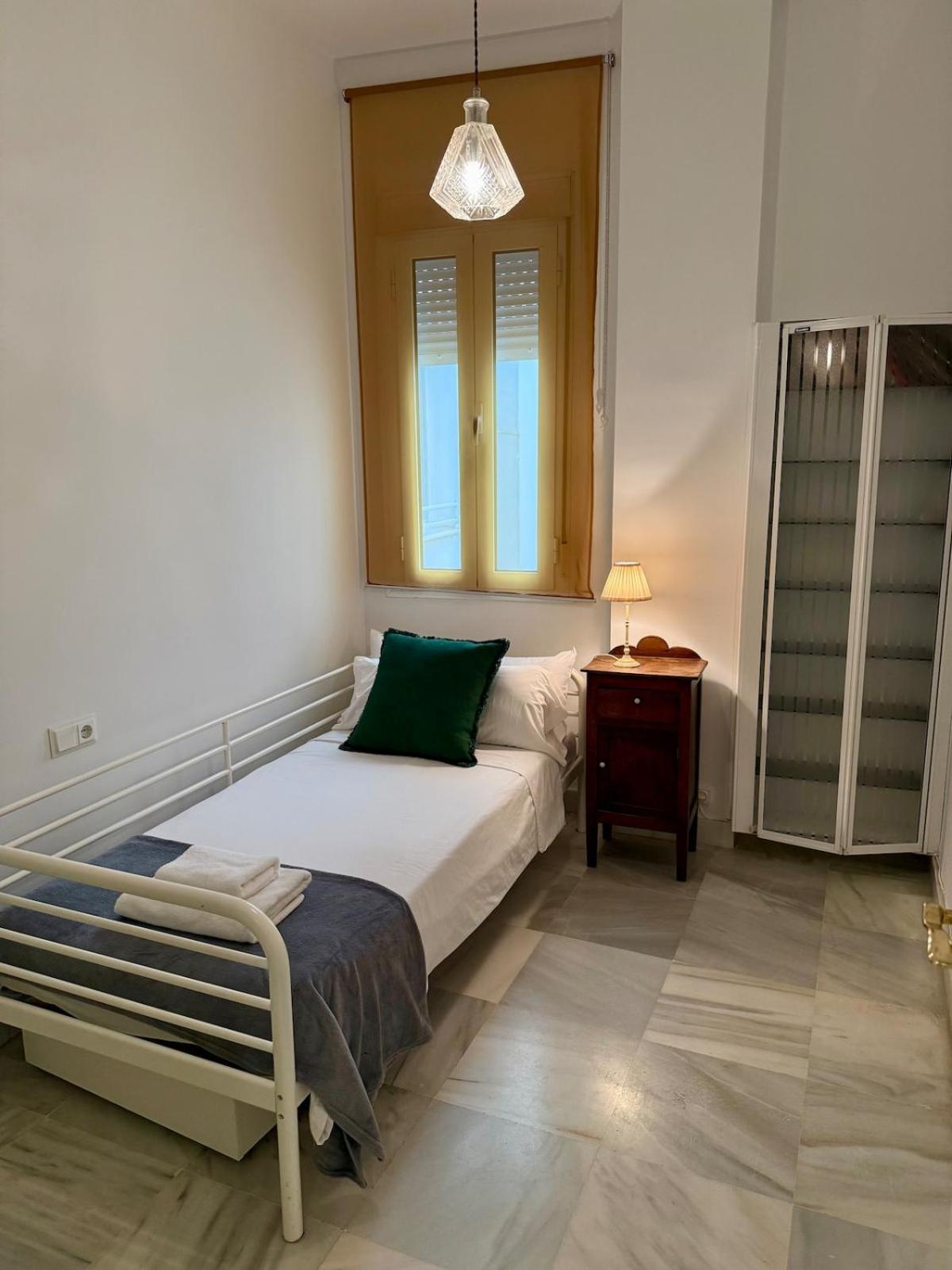 Apartment Rc Reyes Catolicos St Right Beside Trianas Bridge