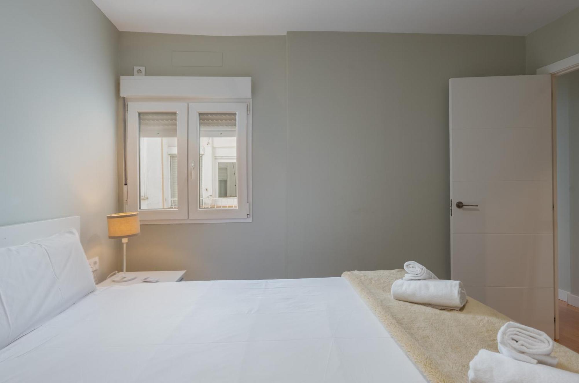 With Views -santa Isabel Square- 2bd1bth Apartment Seville