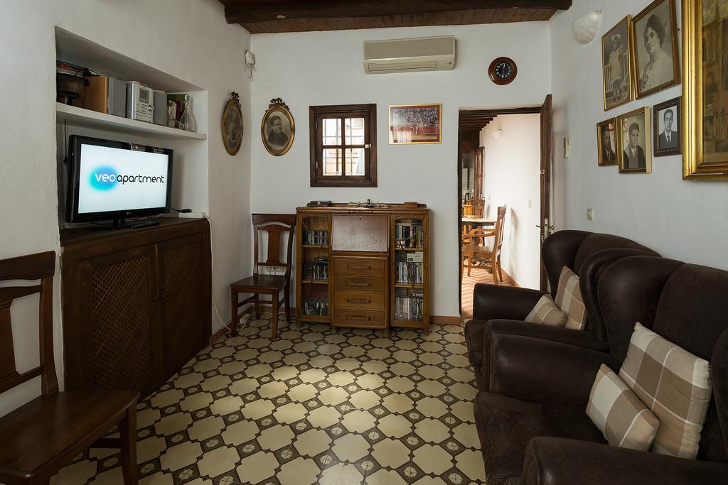 Holi-rent Historic House Next To The Alcazar Apartment