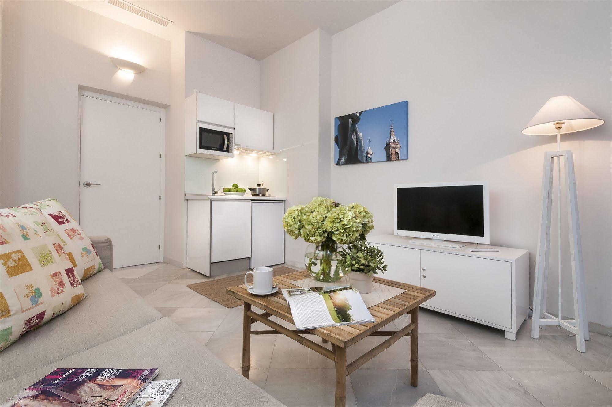 Plaza Apartment *
