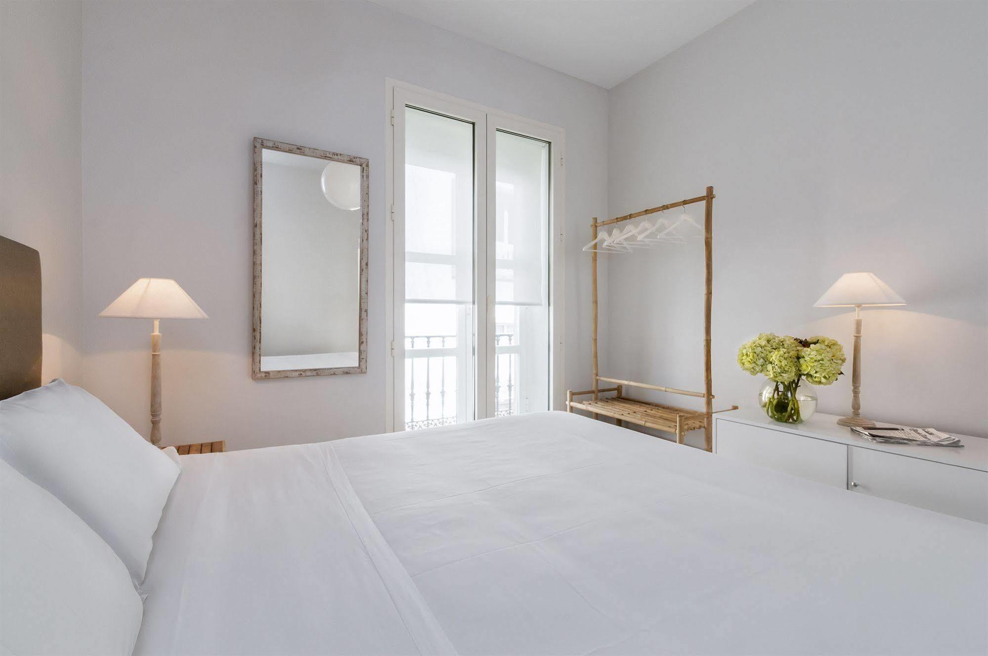 Plaza Apartment *