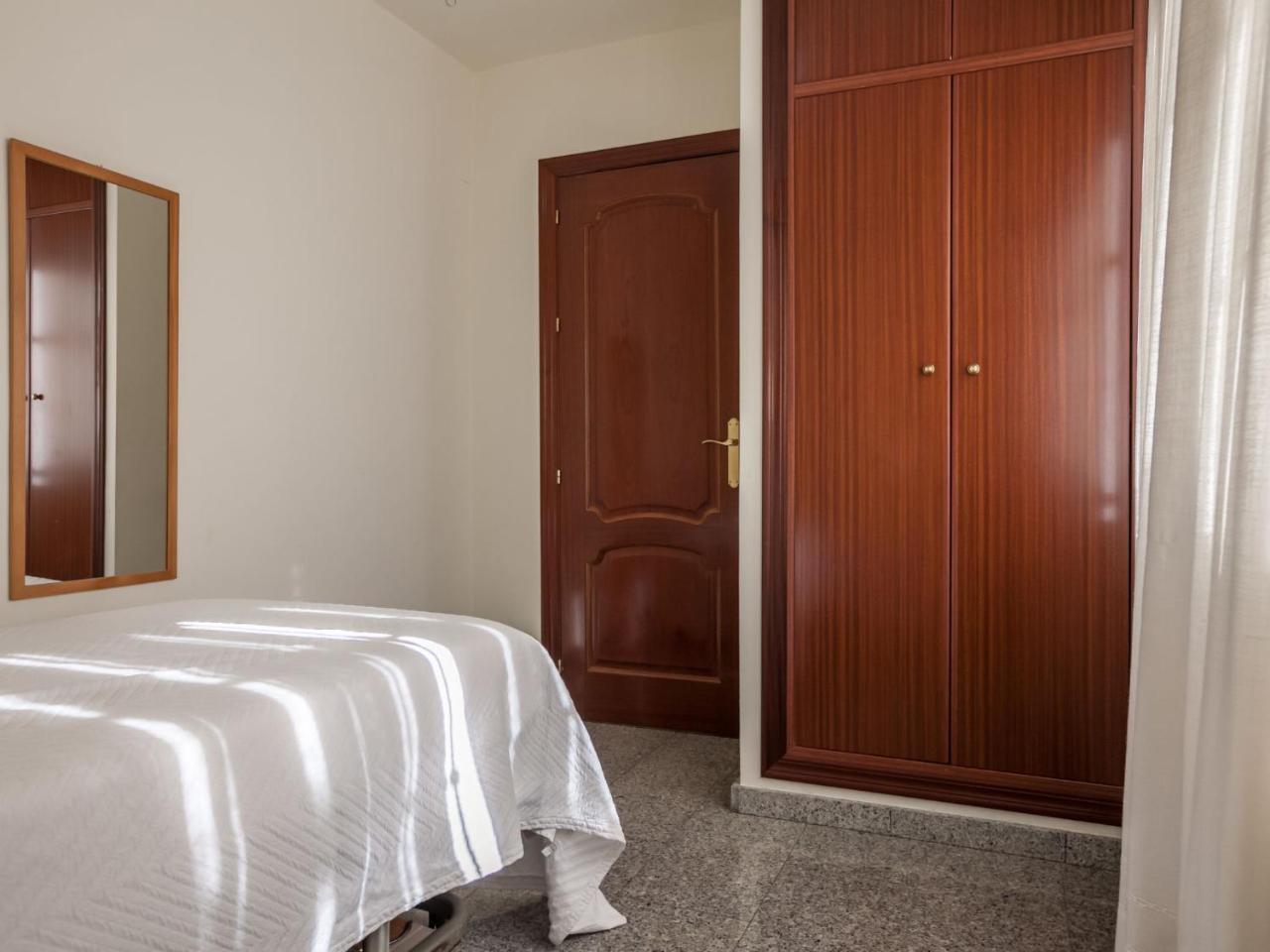 Holiday Nervion: Ciudad Jardin Holiday home *