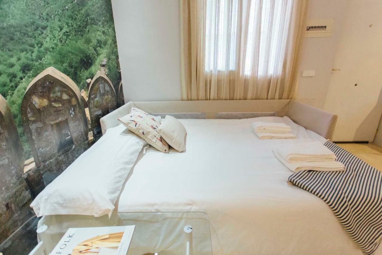 One & Lux- Lagar Apartment