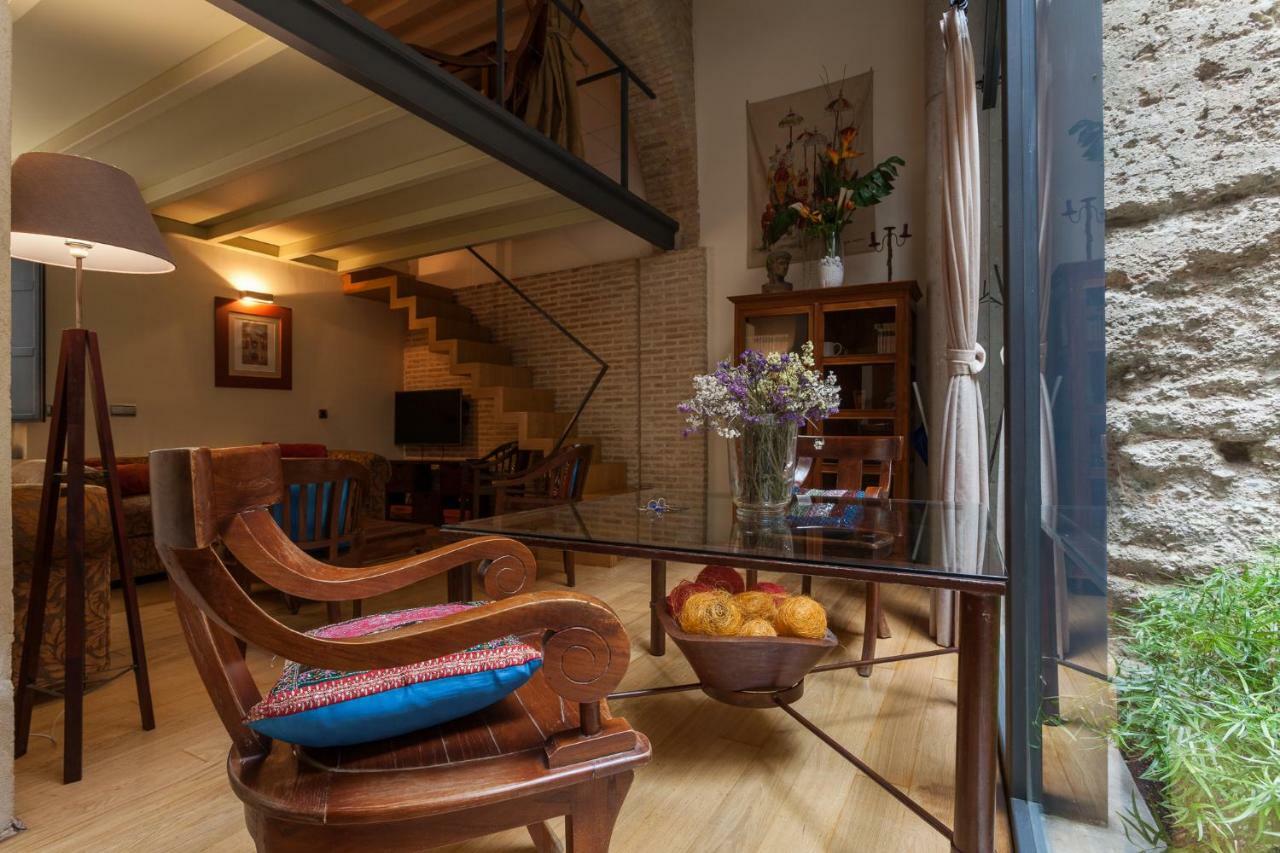 Muralla - Wall Apartment Seville