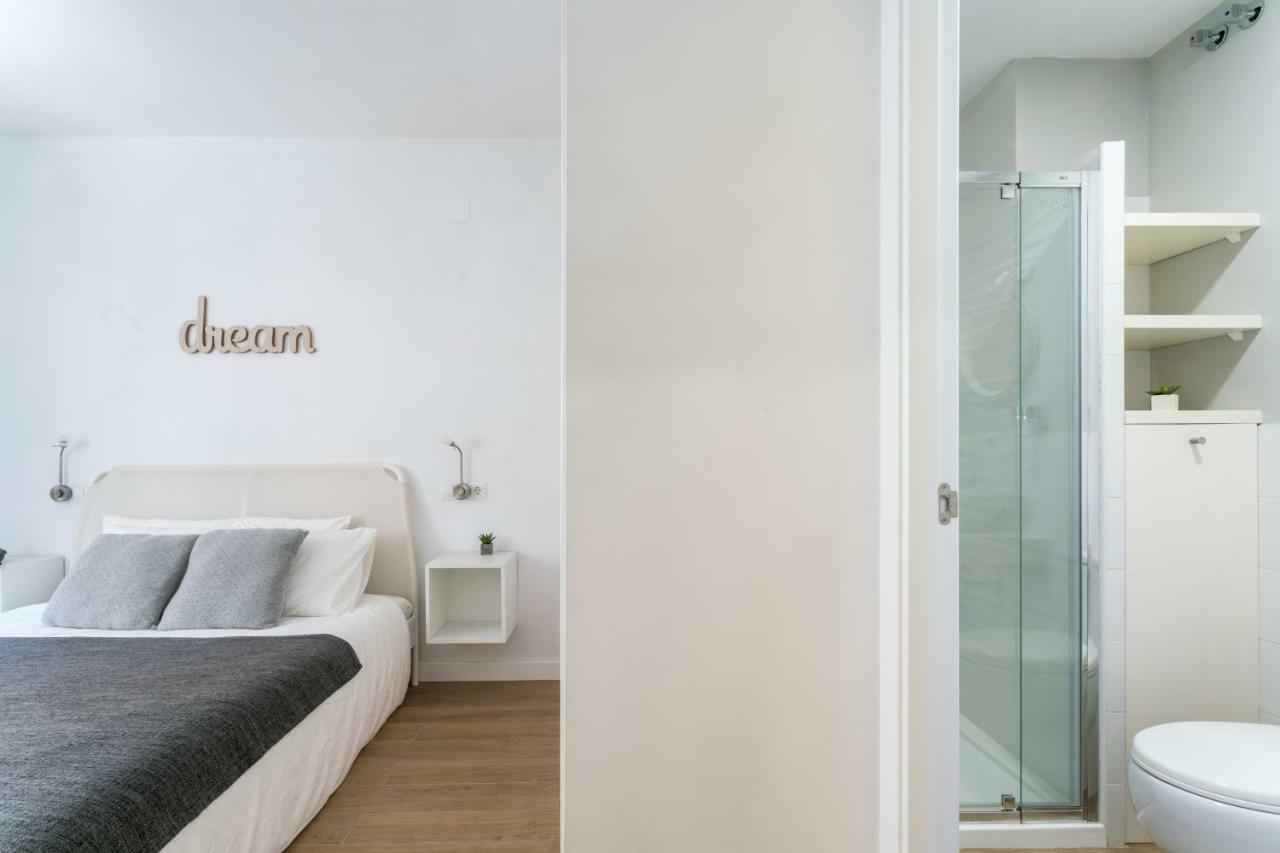 Triana 3 Bedrooms & 2 Bath Parking Included Apartment Seville