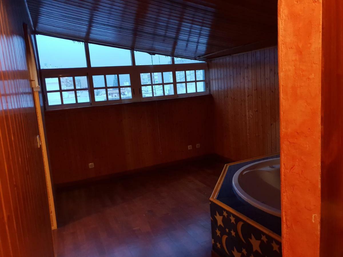 Atico En Triana Con Terraza 36m2 Y Jacuzzi Seville