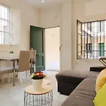 Homeyseville-Bright Apartment At Santa Cruz 4 Pax, Parking Optional