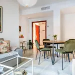 Piso Con Patio Privado Y Parking Nervion Sevilla