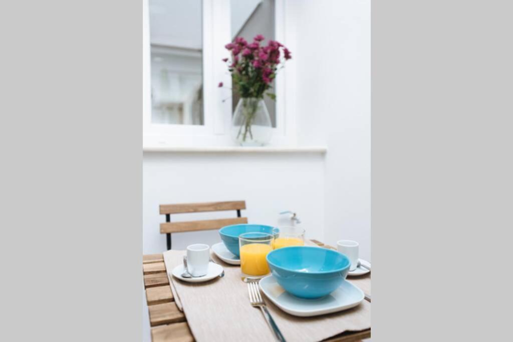 Apartment Hostly Sol 2bdr Flat With Patio In Center Seville