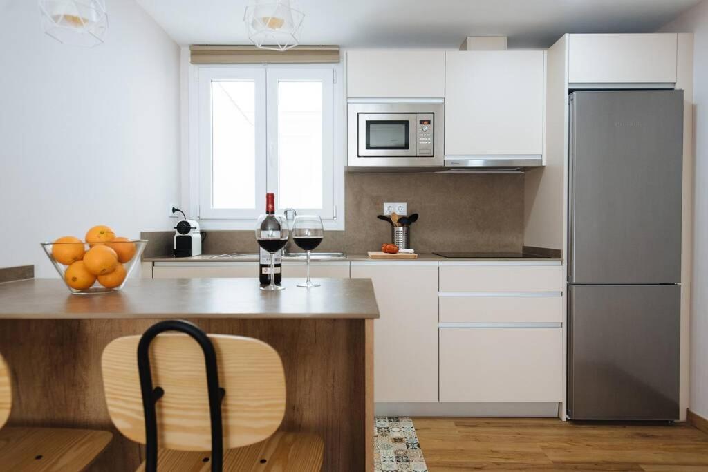 Hostly Sol 2bdr Flat With Patio In Center Apartment Seville