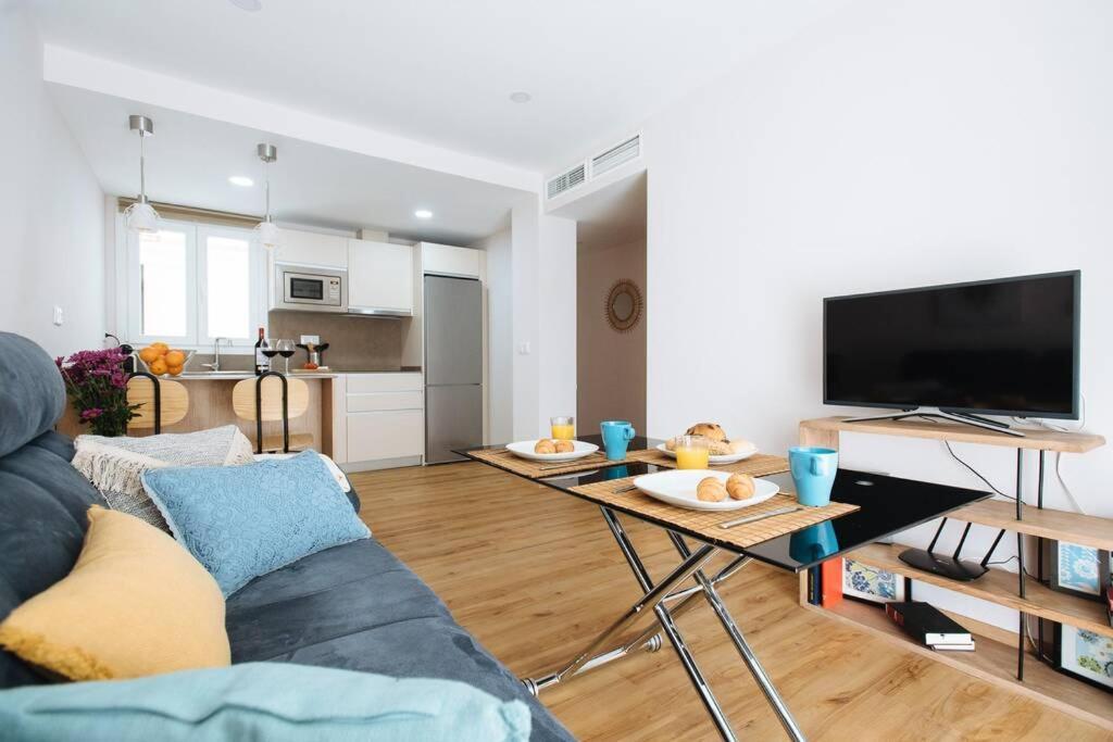 Apartment Hostly Sol 2bdr Flat With Patio In Center *