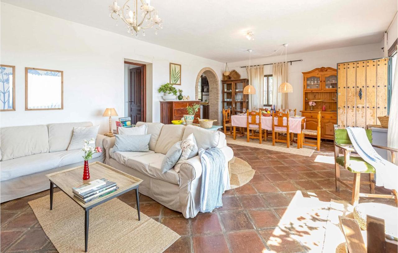 Awesome In With 4 Bedrooms, Wifi And Outdoor Swimming Pool Сasa de vacaciones Sevilla