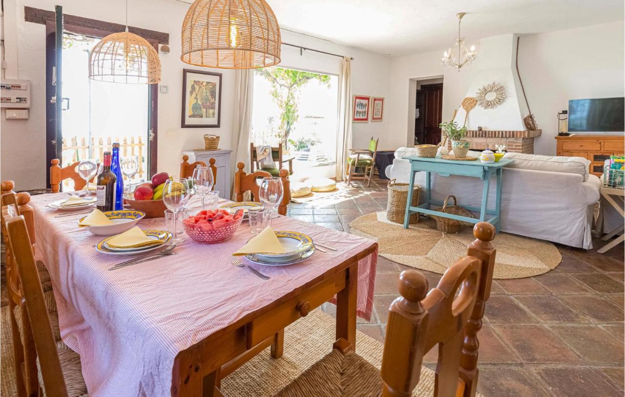 Awesome In With 4 Bedrooms, Wifi And Outdoor Swimming Pool