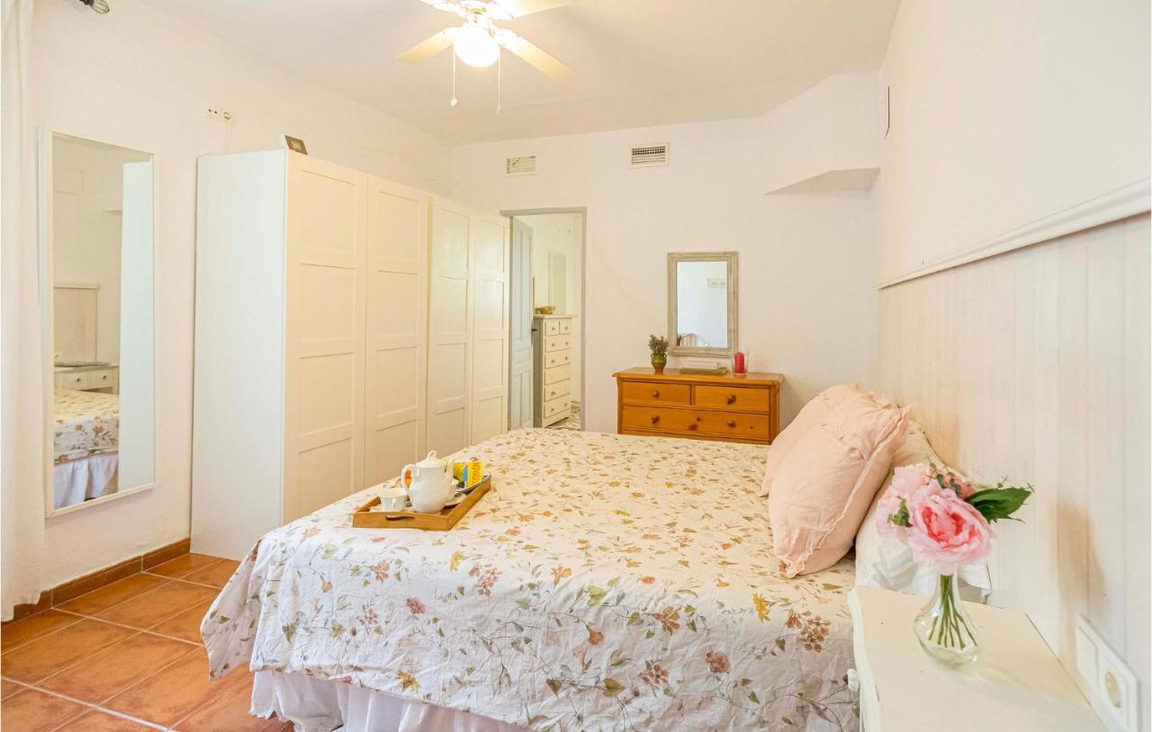 Awesome In With 4 Bedrooms, Wifi And Outdoor Swimming Pool Сasa de vacaciones