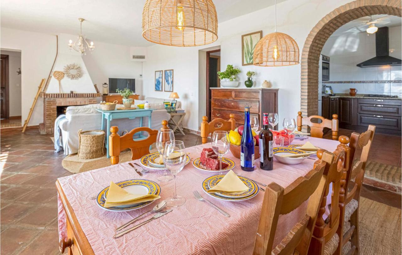 Awesome In With 4 Bedrooms, Wifi And Outdoor Swimming Pool Сasa de vacaciones *