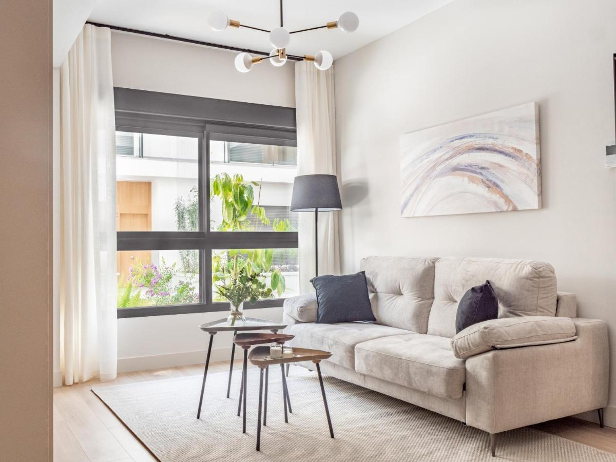 Modern With Swimming Pool- 2bd 2bth- Triana *