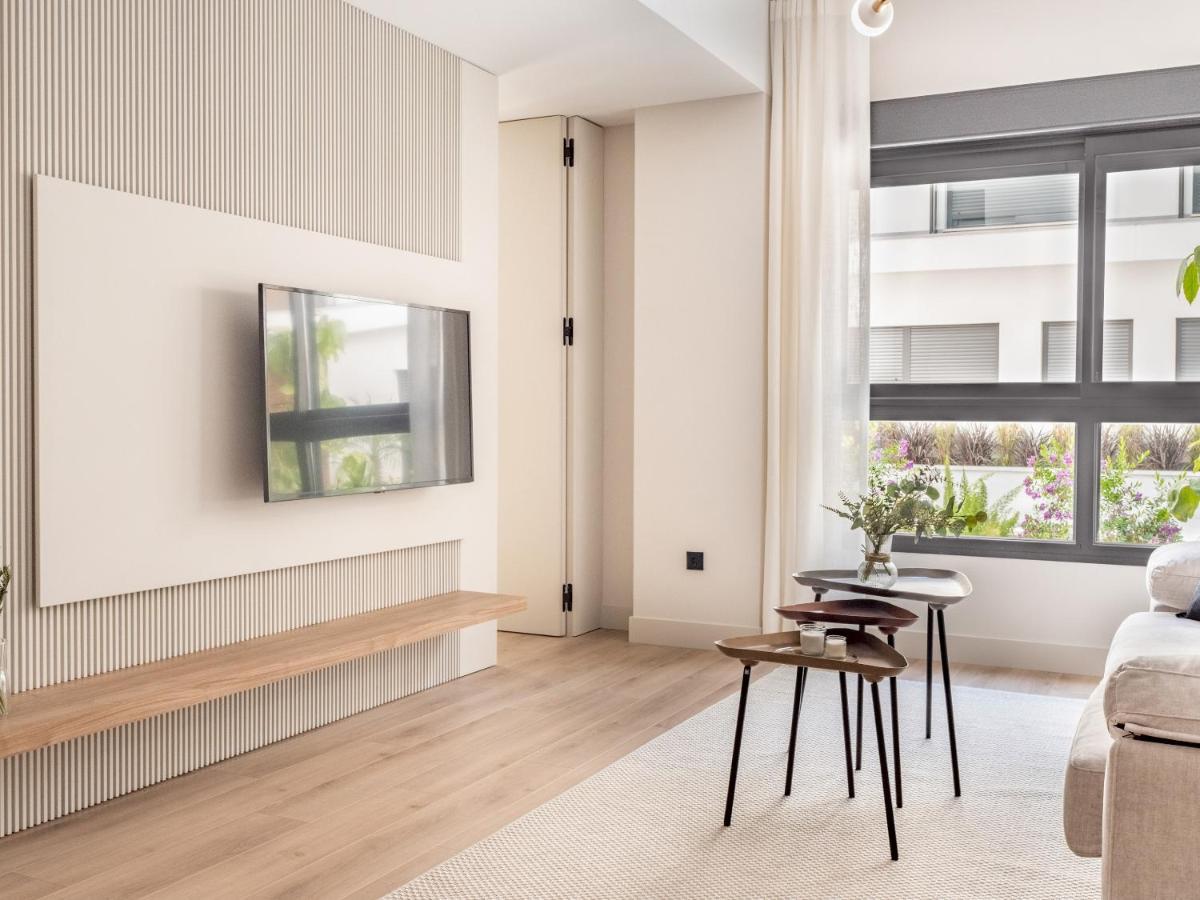 Modern With Swimming Pool- 2bd 2bth- Triana Seville
