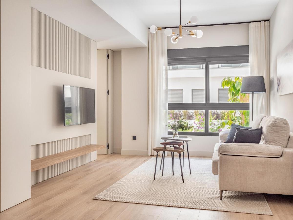 Modern With Swimming Pool- 2bd 2bth- Triana Seville