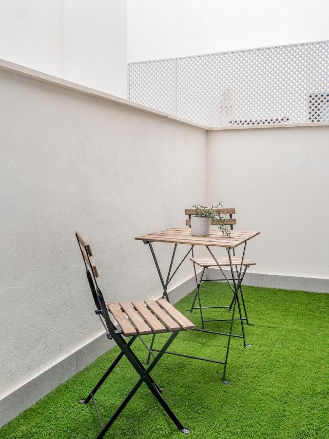 Modern With Swimming Pool- 2bd 2bth- Triana Apartment *