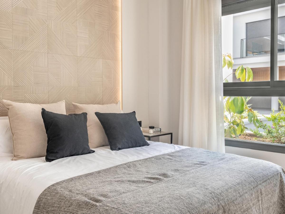 Modern With Swimming Pool- 2bd 2bth- Triana