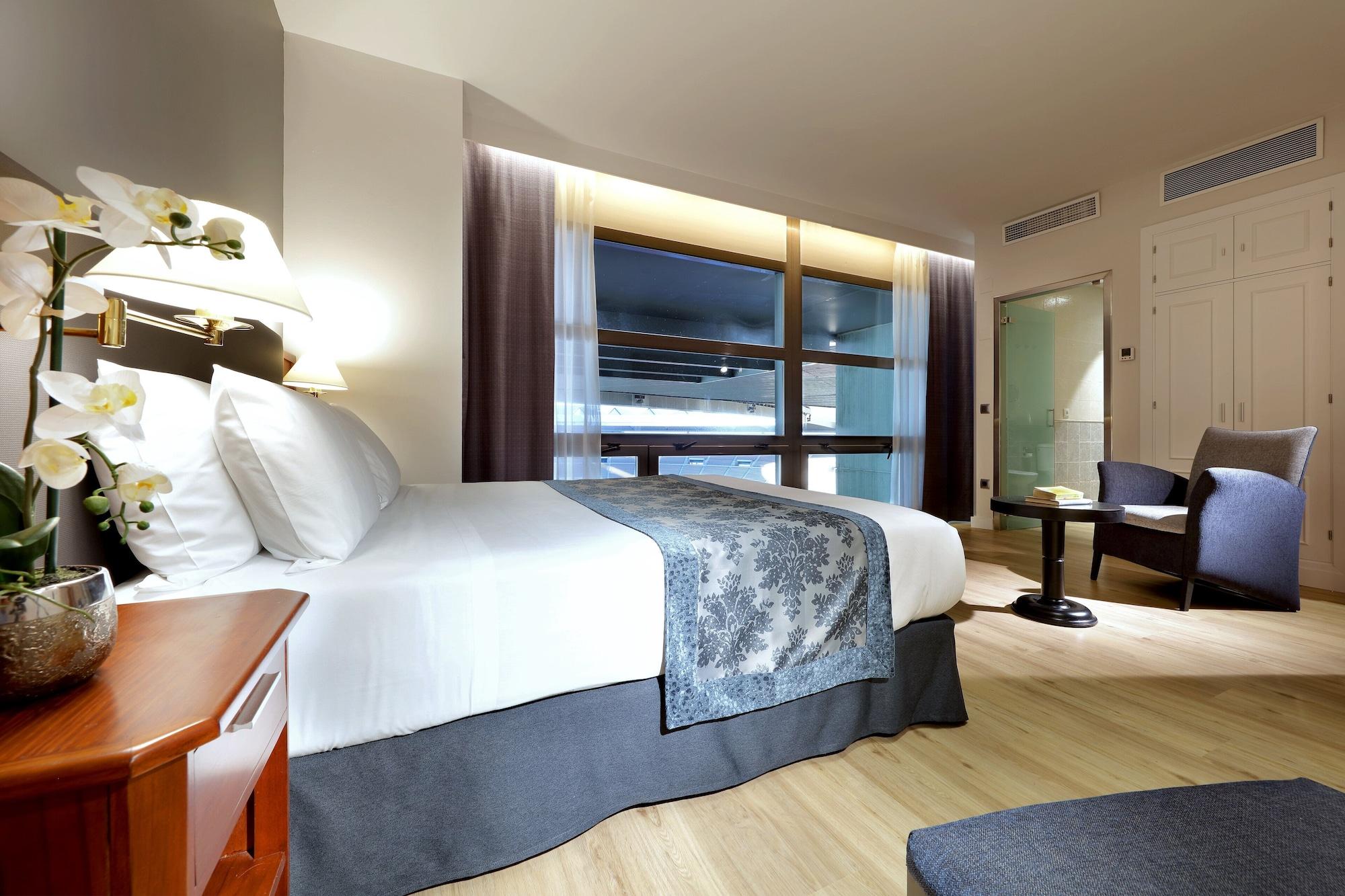 Exe Isla Cartuja Hotel 4*