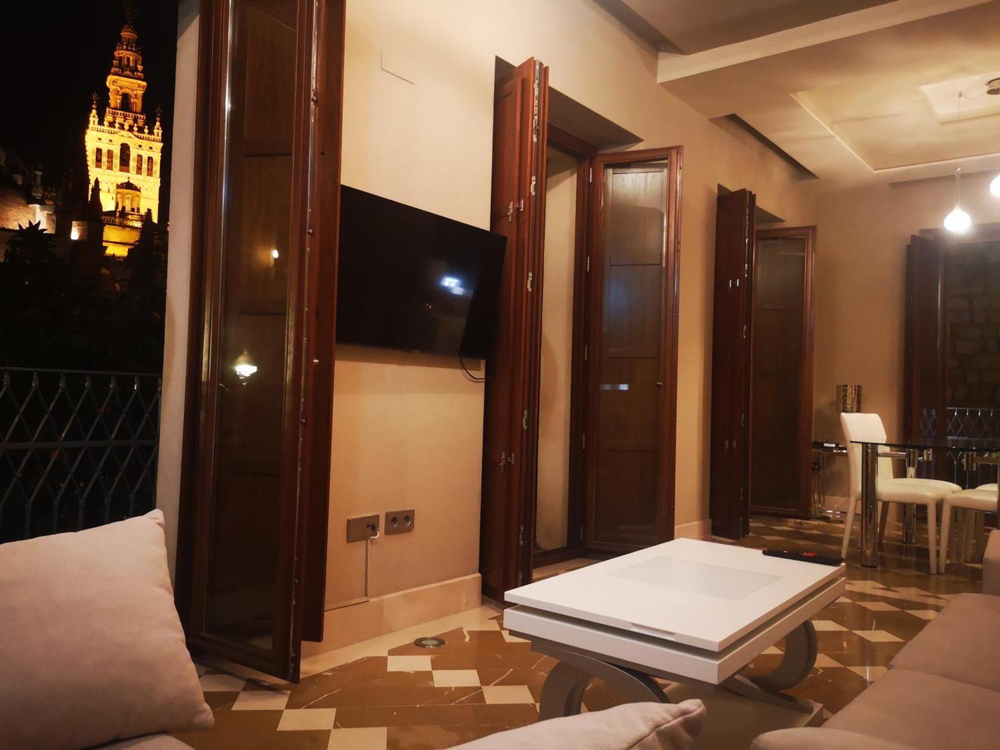 Luxury With Views To Alcazar, Cathedral And Giralda. *