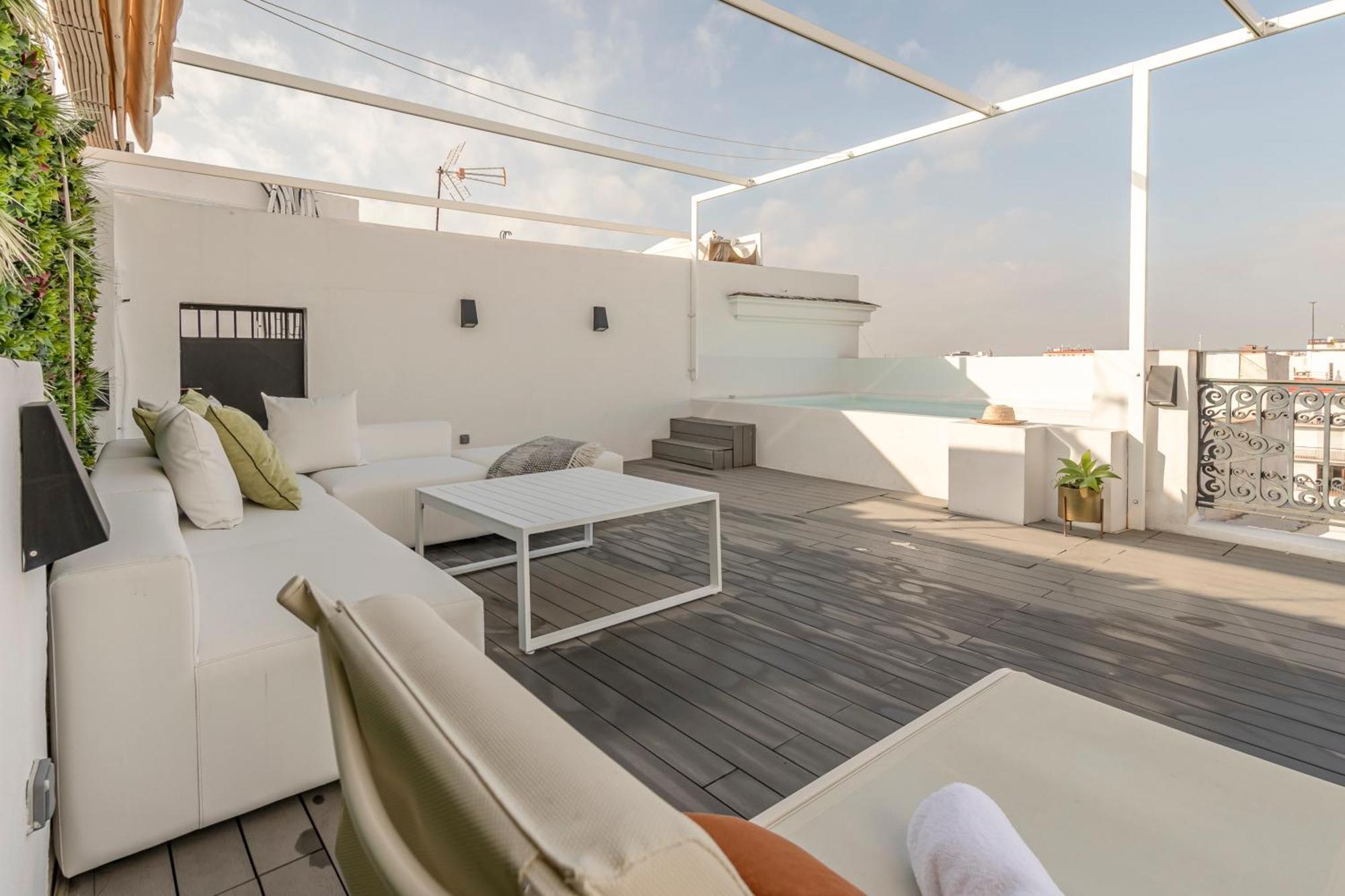 Isg Modern Atticpool At The Cathedralfree Parking * Seville