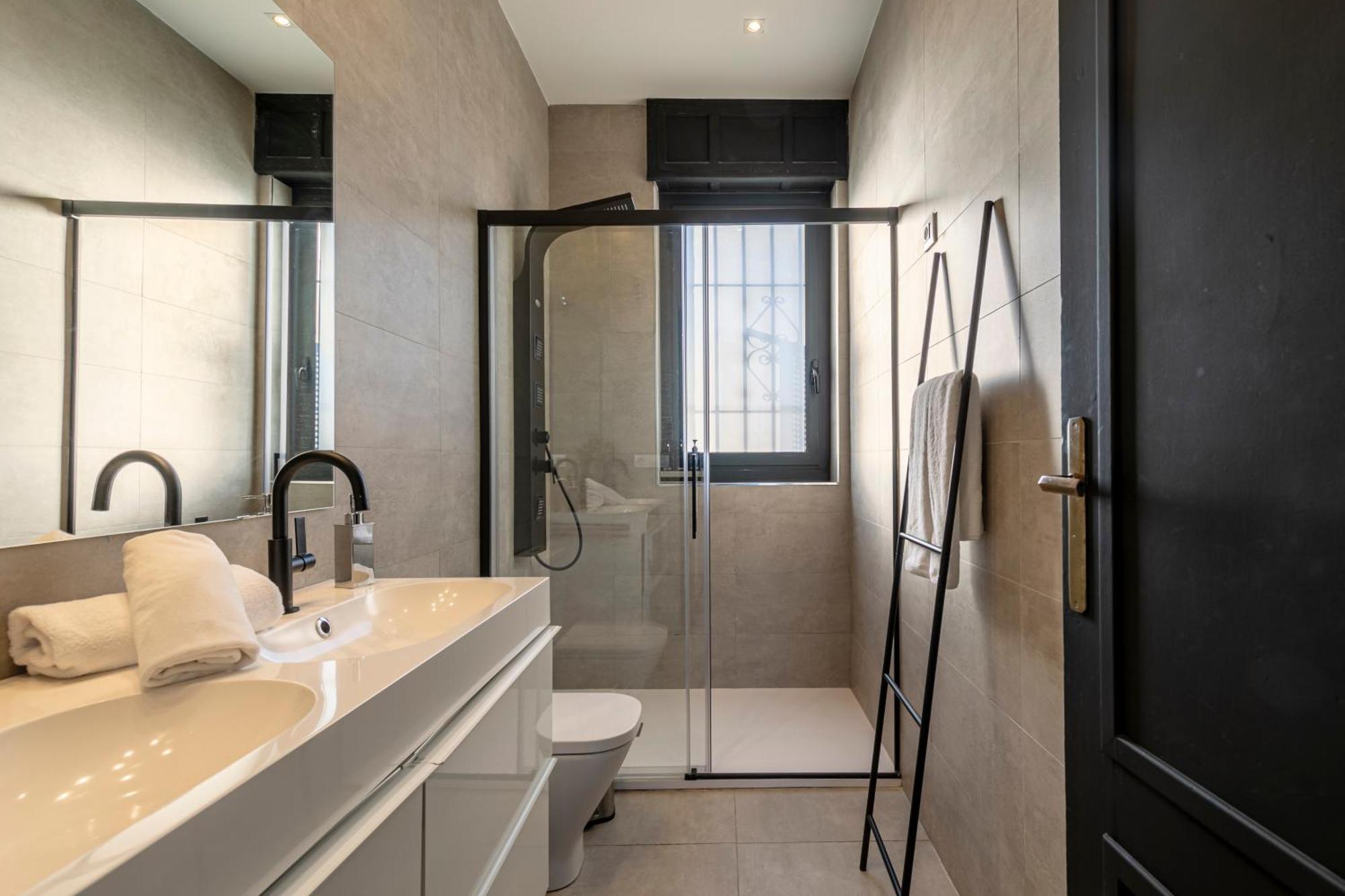 Isg Modern Atticpool At The Cathedralfree Parking *