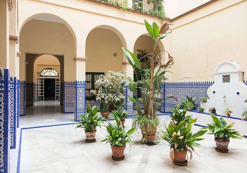 Apartment Idyllic & Loveliest With Patio.private Parking