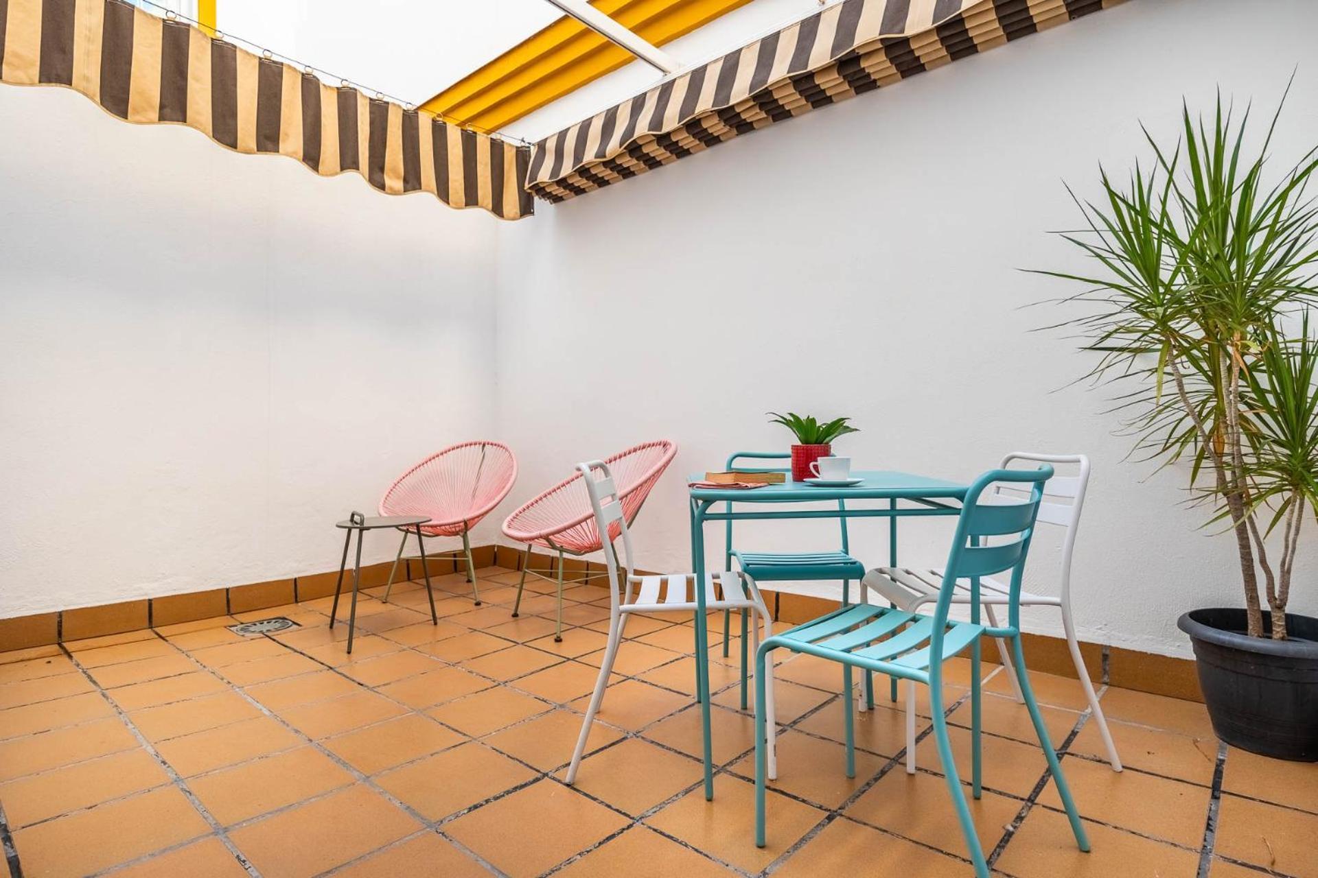 Piso Con Patio Privado Y Parking Nervion Apartment *