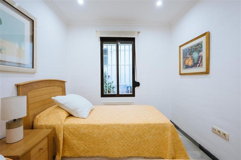 Atanasio Barron- Free Parking Apartment