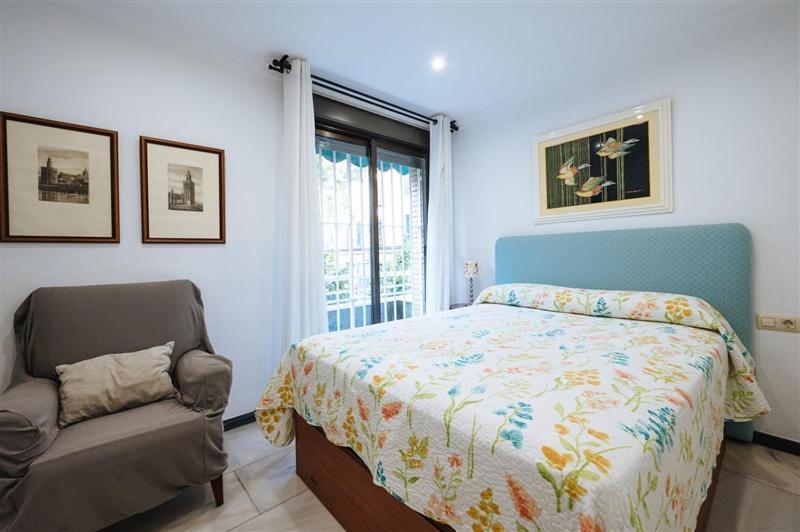 Atanasio Barron- Free Parking Apartment