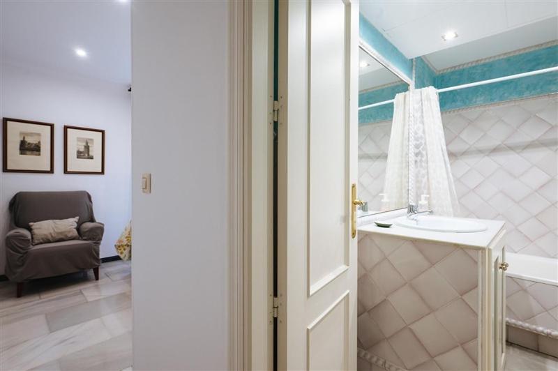 Atanasio Barron- Free Parking Apartment