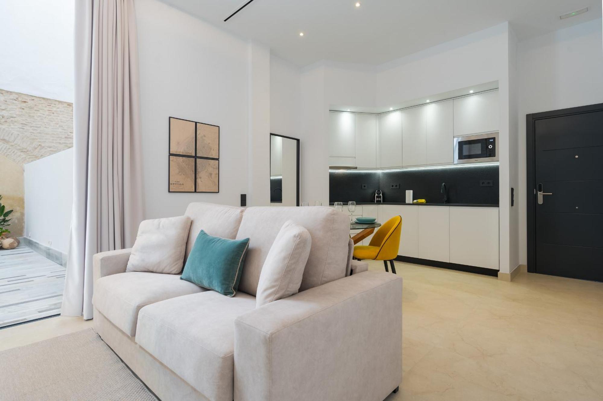 Apartment New Design - Private Patio - Gallos 3
