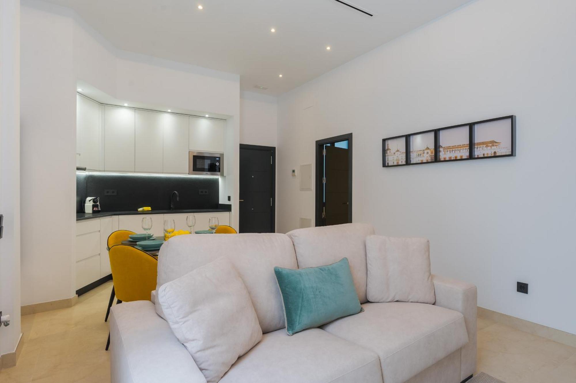 Apartment New Design - Private Patio - Gallos 3 Seville