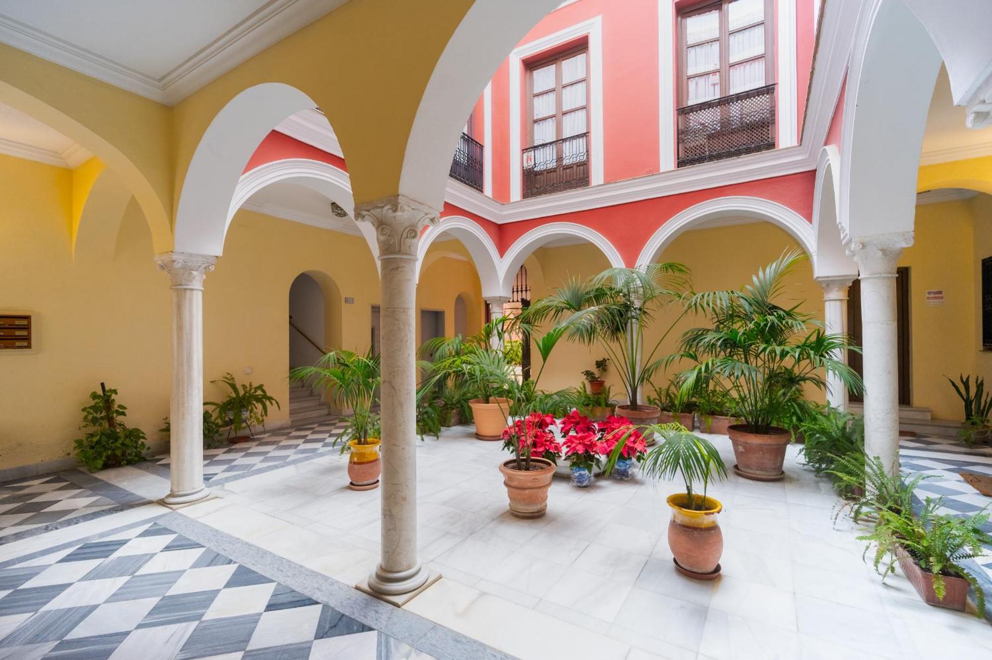 Wide With Terrace & Parking- 3bd 2bth- Alfalfa * Seville