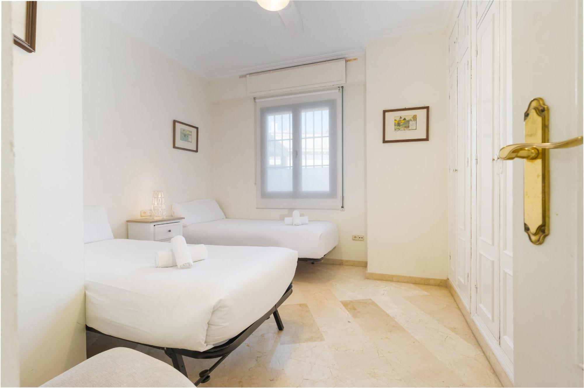 Wide With Terrace & Parking- 3bd 2bth- Alfalfa