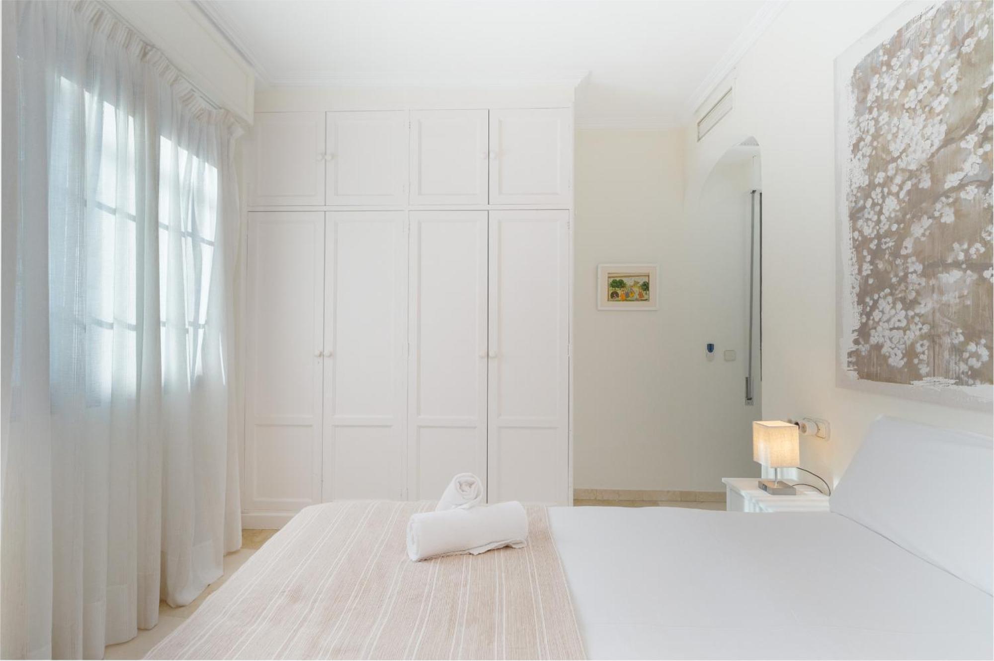 Wide With Terrace & Parking- 3bd 2bth- Alfalfa Apartment Seville